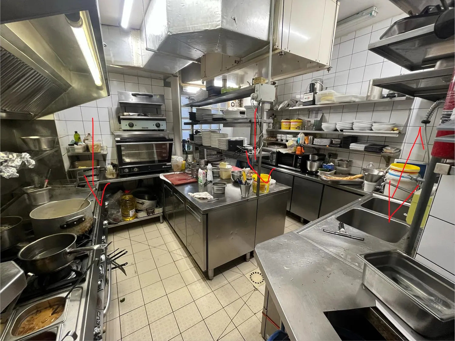 Espace de travail et mobilier d'une cuisine professionnelle